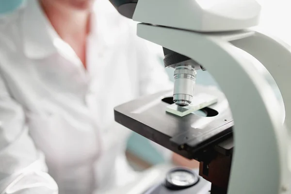 Perto Cientista Com Microscópio Examinando Amostras — Fotografia de Stock