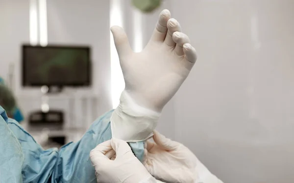 Nővér Steril Gumikesztyűt Visel Orvos Kezén Coronavirus Covid Védelmében Kórházban — Stock Fotó