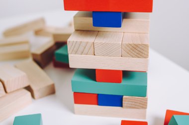 Renkli ahşap parçaları oyunu