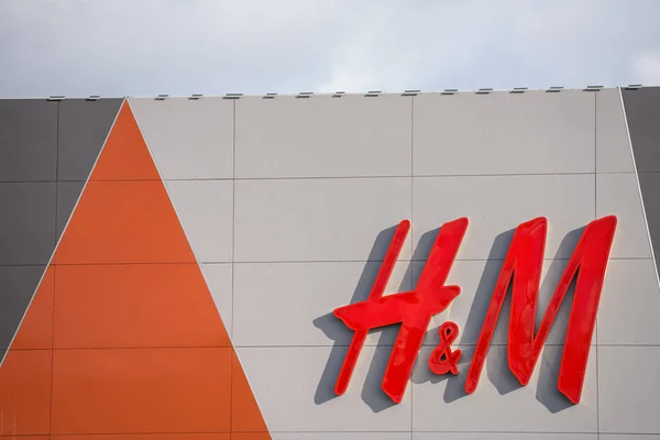 Close up shot of H&M logo — Stock Photo, Image