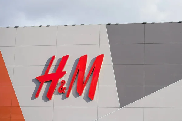 Крупный план логотипа H & M — стоковое фото