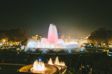 Sihirli çeşme ışık gösterisi Barcelona, İspanya