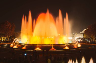 Sihirli çeşme ışık gösterisi Barcelona, İspanya