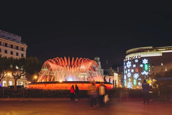 魔法のバルセロナ、スペインの泉光のショー — ストック写真