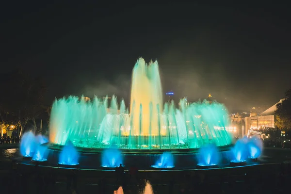 Espectáculo de luces con fuente mágica en Barcelona, España — Foto de Stock