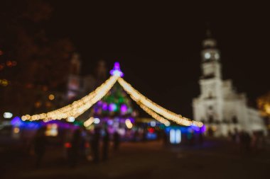 Parlayan ışıklar ile Noel ağacı