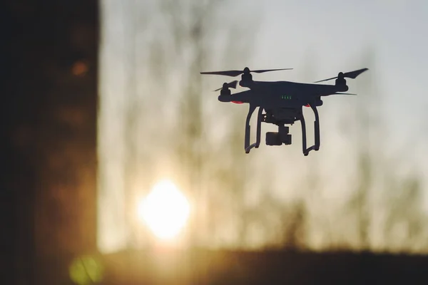 Drohne fliegt in die Luft — Stockfoto