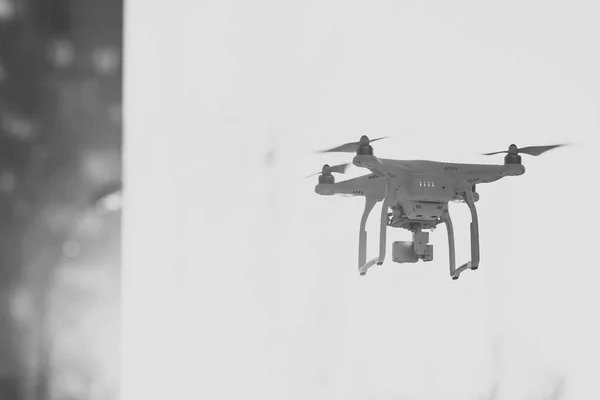 Drone latający w powietrzu — Zdjęcie stockowe