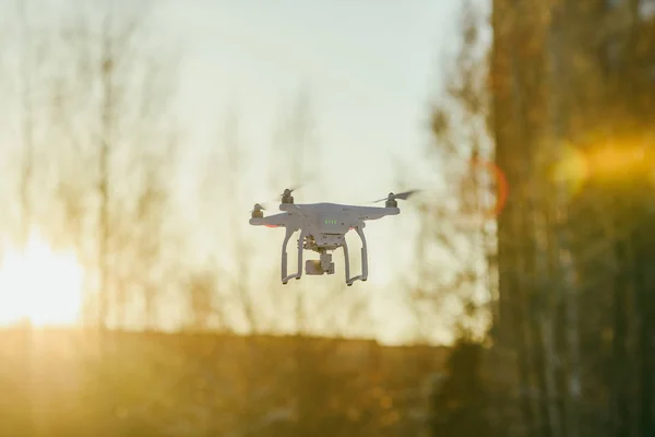 Drone vliegt de lucht in — Stockfoto