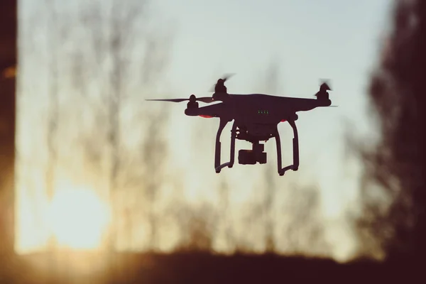 Drone voando no ar — Fotografia de Stock