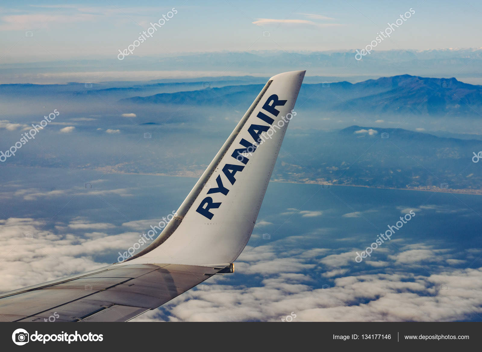 Vector: ryanair logo | Logo de Ryanair en avión — Foto ...