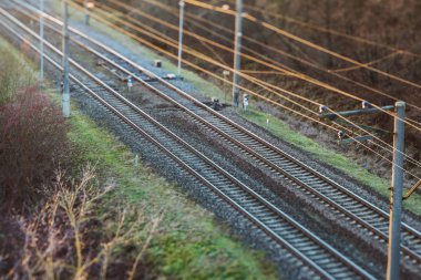 Gün batımı demiryoluna görüntülemek