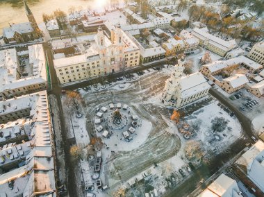 Kaunas eski şehir, Litvanya. Kış günbatımı sahne.