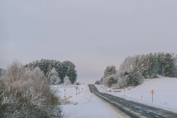 Camino vacío con paisaje invernal —  Fotos de Stock