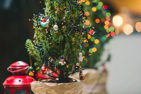 Albero di Natale con luci e lanterna — Foto Stock