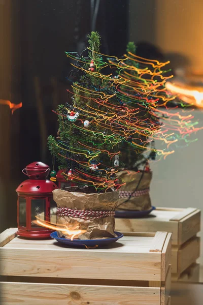 Albero di Natale con luci e lanterna — Foto Stock