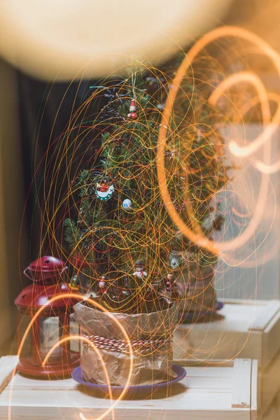 Рождество как елка с огнями и фонариком — стоковое фото