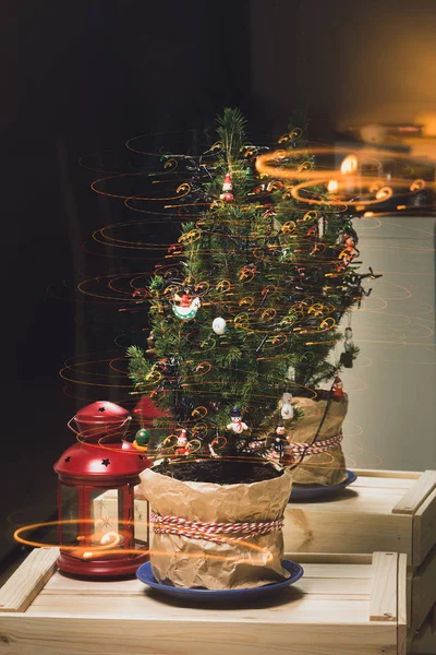 Albero di Natale con luci e lanterna — Foto Stock