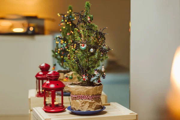 Weihnachtsbaum mit Lichtern und Laterne — Stockfoto