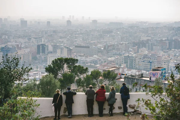 Pessoas assistindo panorama de Barcelona — Fotografia de Stock