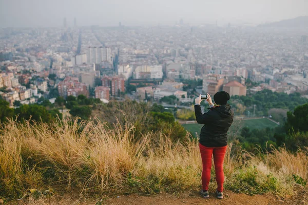 Tirando foto do panorama de Barcelona — Fotografia de Stock