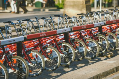 Bisiklet bir sokakta Barselona, İspanya