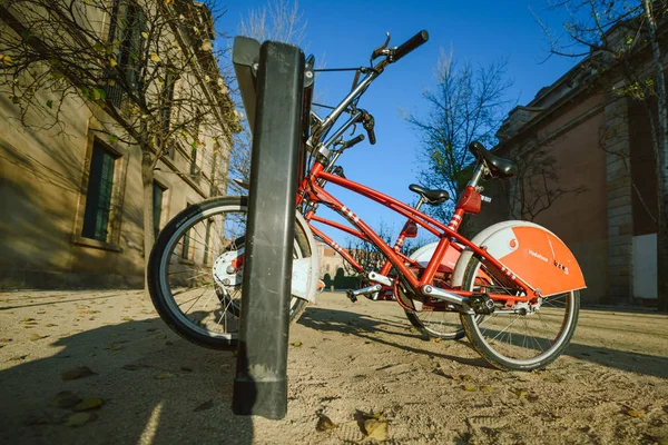 Bicicletas en una calle de Barcelona, España — Foto de Stock