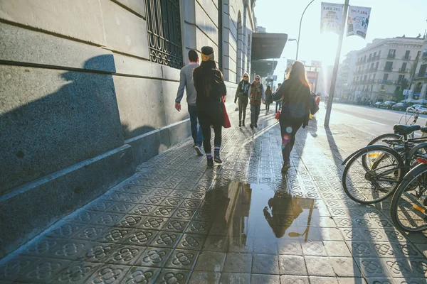 Turistler Barcelona sokaklarda zaman geçiren