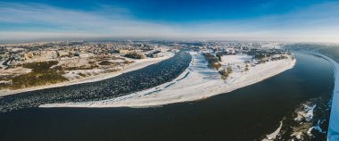 Buzlar ile kış nehir