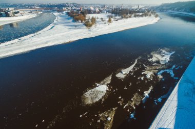 Buzlar ile kış nehir