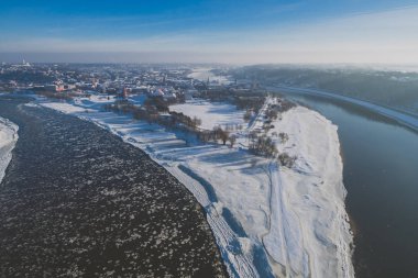 Buzlar ile kış nehir
