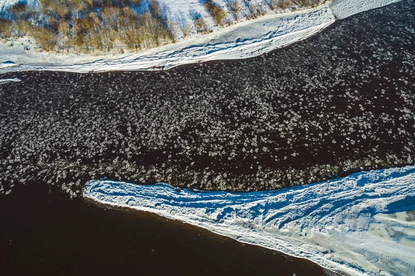 Зимова річка з крижаними потоками — стокове фото