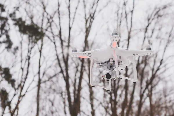 Drone vliegt de lucht in — Stockfoto