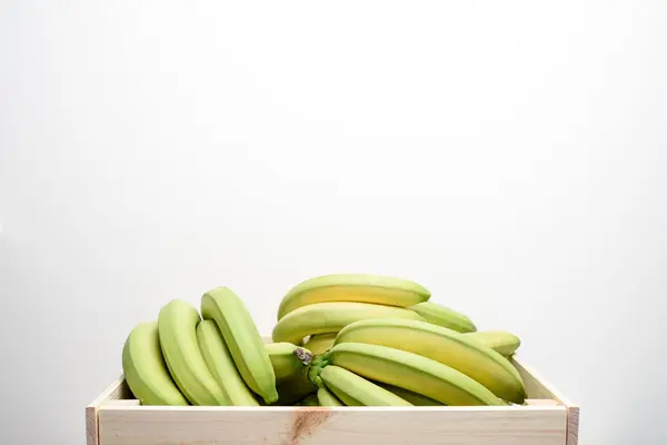 Banany w drewniane pudełko — Zdjęcie stockowe