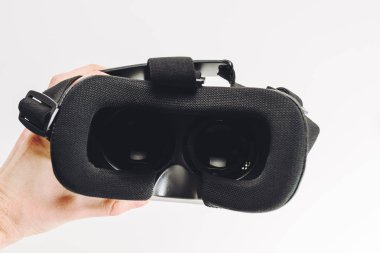 Bir elinde tutan Vr gözlük