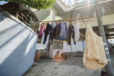 Çamaşırhane sokağın ortasında