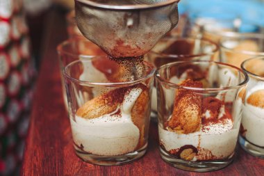 Tiramisu yapma. Kakao tozu elek