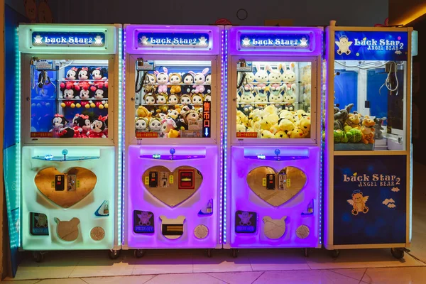 Аркадный крановый автомат — стоковое фото