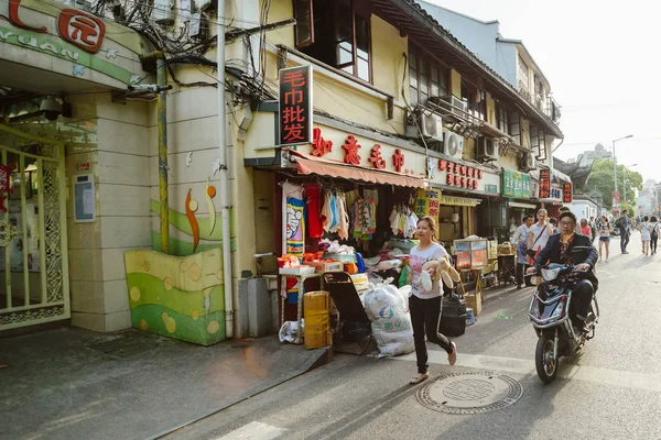 Straßenleben in Shanghai, China — Stockfoto