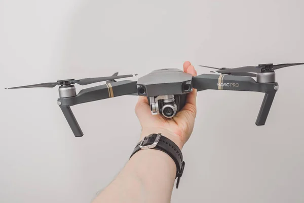 Segurando DJI Mavic Pro drone — Fotografia de Stock