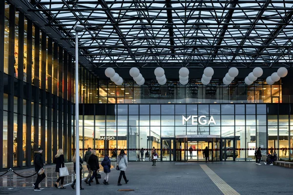 Торгово-развлекательный центр MEGA в Каунасе, Литва — стоковое фото