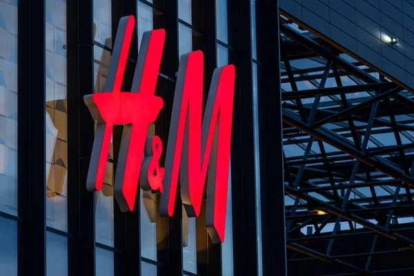H & M-butikk i Kaunas – stockfoto