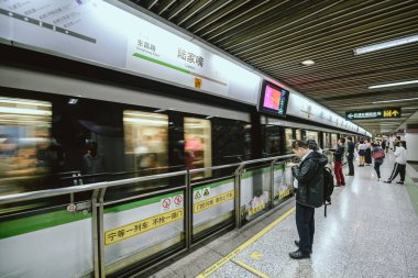 İnsanlar bekleyen metro, Shanghai, Çin