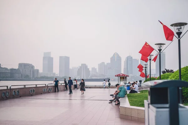 Huangpu Nehri yakınında, Changhai, Çin alanda yürüyüş — Stok fotoğraf