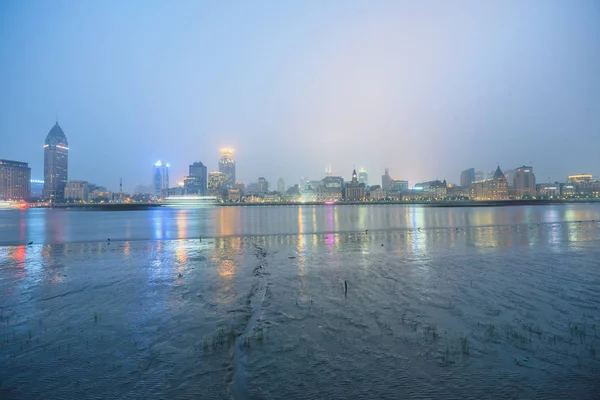 Nacht uitzicht op de rivier roats, Changhai, China — Stockfoto