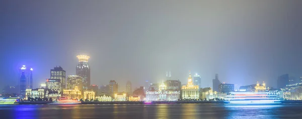 Vista nocturna de las batas del río, Changhai, China — Foto de Stock