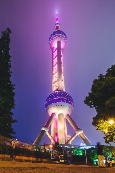 Oriental Pearl Tower's nachts, Changhai, China — Stockfoto