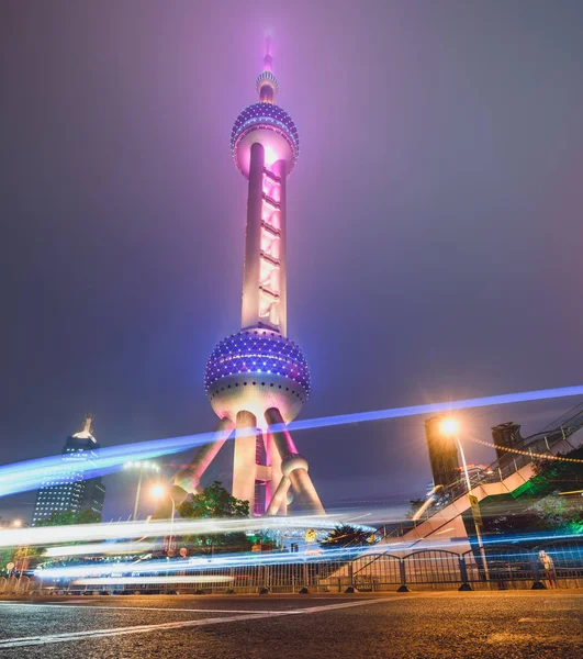 Oriental Pearl Tower à noite, Changhai, China — Fotografia de Stock