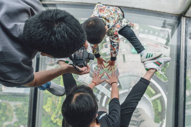 Turistler Oriental Pearl Tower, Shanghai, Çin