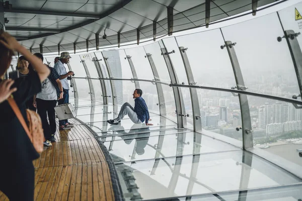 Los turistas que visitan Oriental Pearl Tower en Shanghai, China —  Fotos de Stock